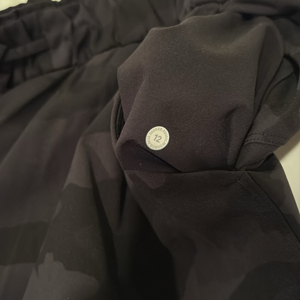 Lululemon camo pants with pockets - Picture 5 of 5